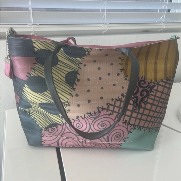 Harveys Seatbelt Disney Nightmare Before Christmas Streamline Tote - Picture 3 of 8